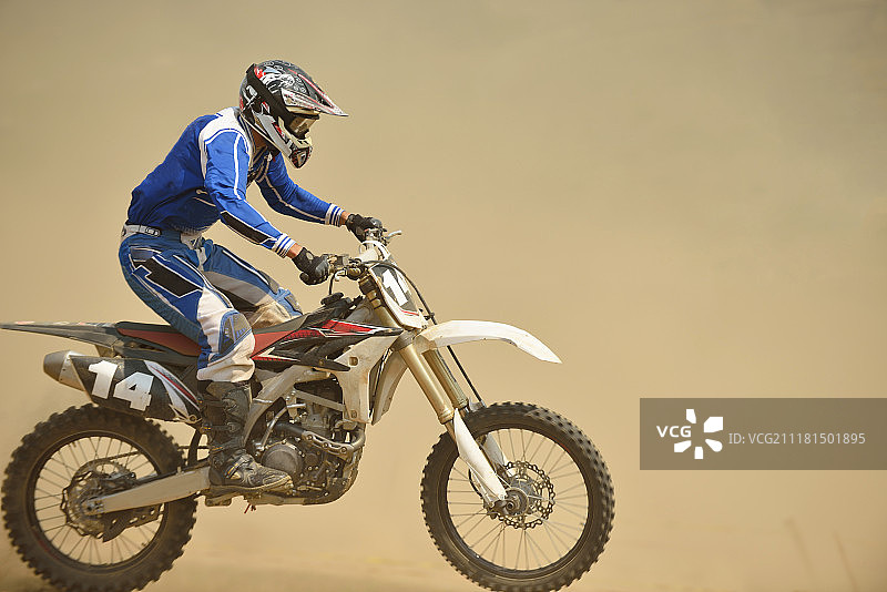 越野摩托车是一种代表速度和力量概念的极限男子运动图片素材