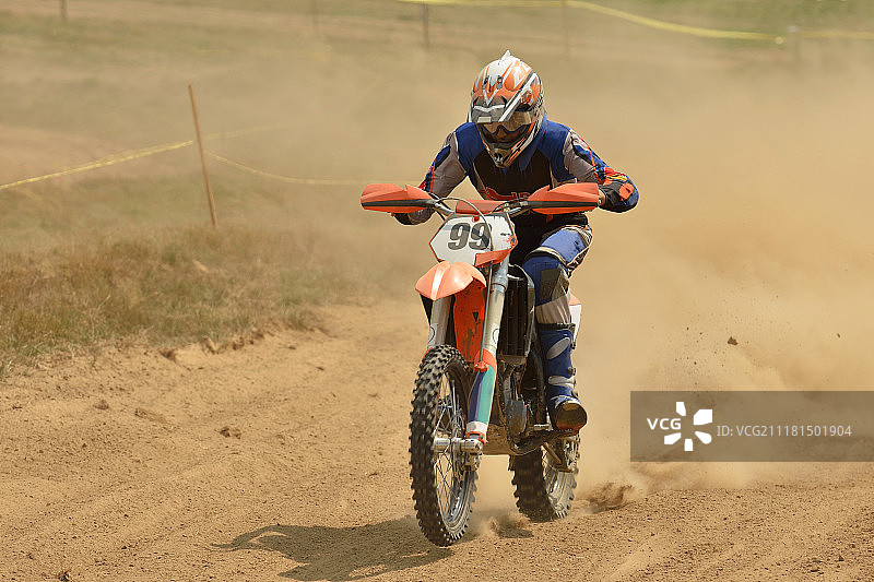 越野摩托车是一种代表速度和力量概念的极限男子运动图片素材