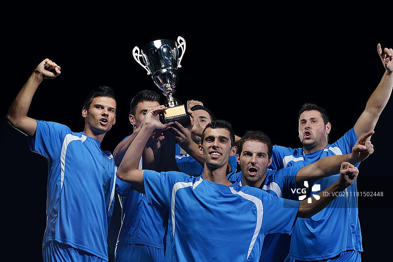 足球队庆祝胜利，赢得比赛冠军图片素材