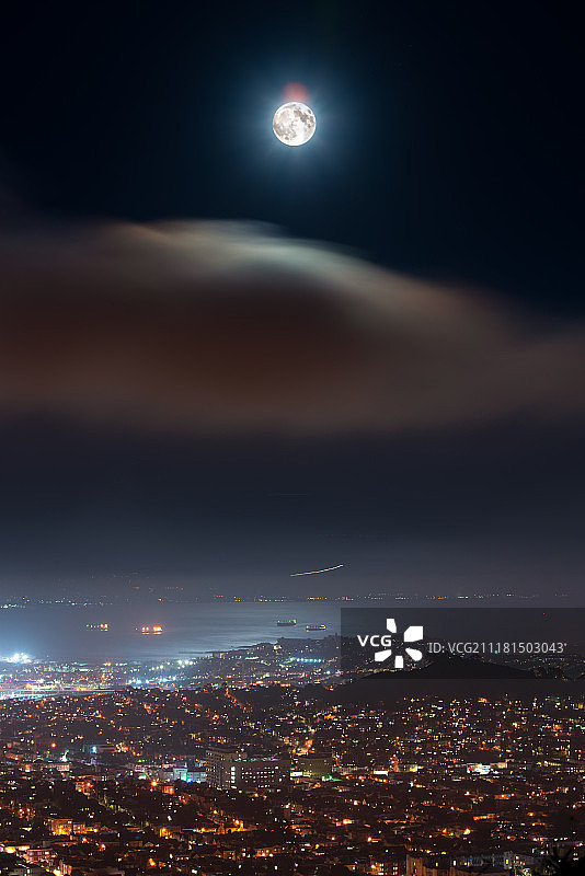 旧金山夜景下的一轮明月图片素材