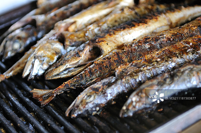 烤架上的美味海鲜和鱼图片素材