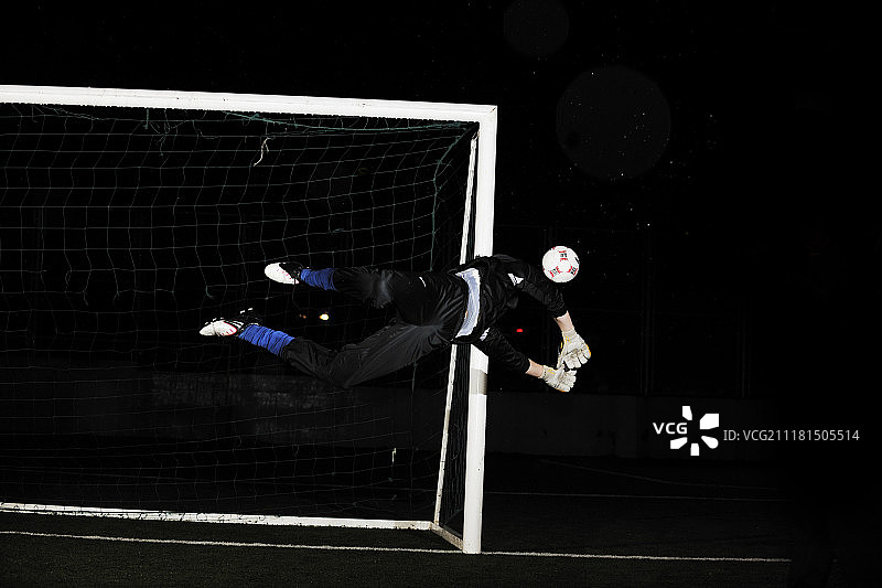 夜间雨中足球守门员图片素材