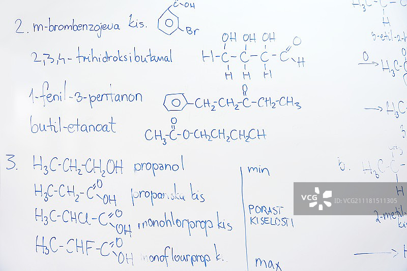学校教室白板上的抽象科学和化学分子结构图片素材