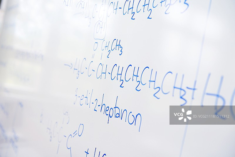 学校教室白板上的抽象科学和化学分子结构图片素材