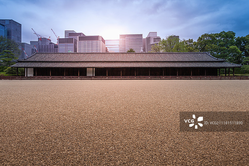 日本东京现代城市建筑背景下的东京皇宫老建筑图片素材