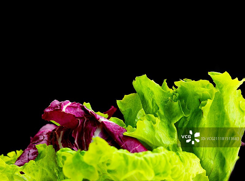 黑白背景上的新鲜有机生态蔬菜绿色沙拉特写图片素材