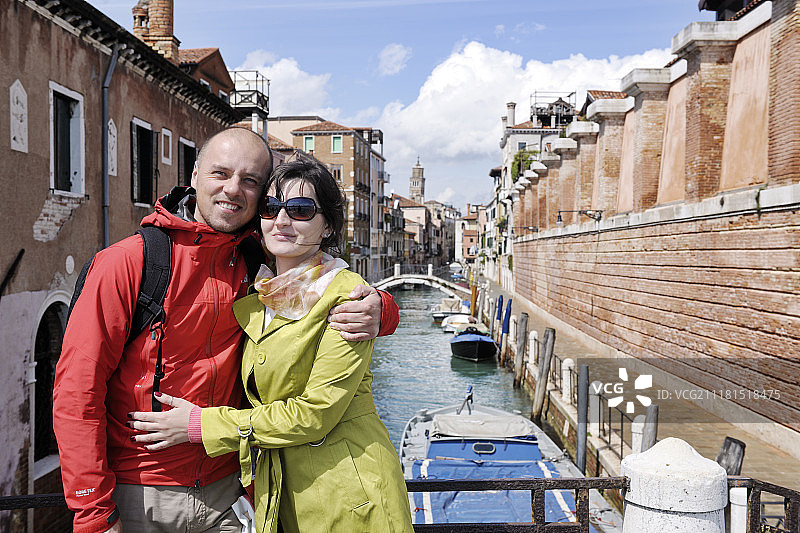 在威尼斯旅行的幸福年轻情侣图片素材
