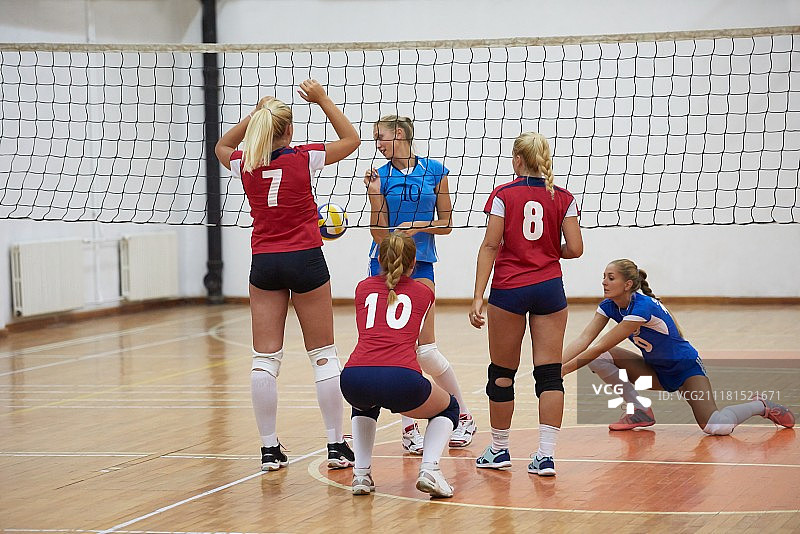 体育馆内年轻女孩的排球比赛图片素材