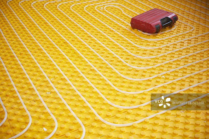 工人们在现代住宅中安装地暖和制冷图片素材