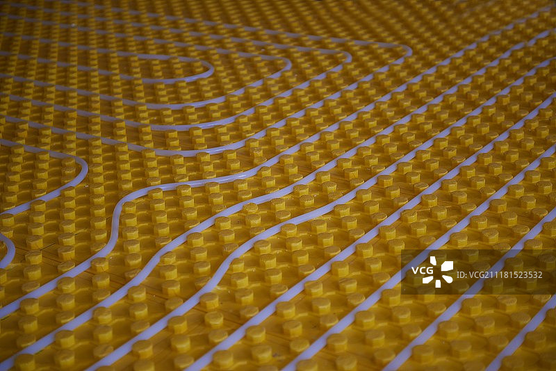 施工建筑内的黄色地暖图片素材