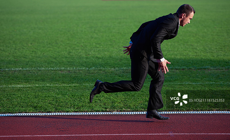 准备在赛道上起跑的商人图片素材