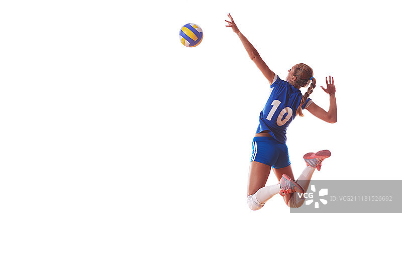 排球女子跳跃踢球（白色背景）。白色背景排球女子图片素材