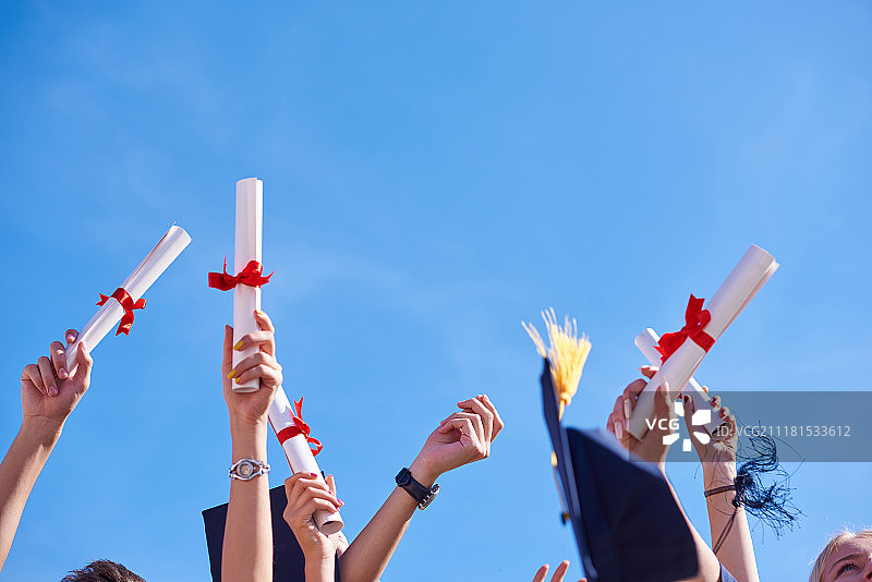 高中毕业生抛帽子庆祝毕业图片素材