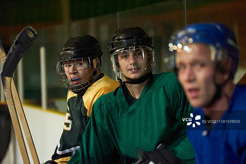 冰球运动员：等待比赛开始的团队朋友图片素材
