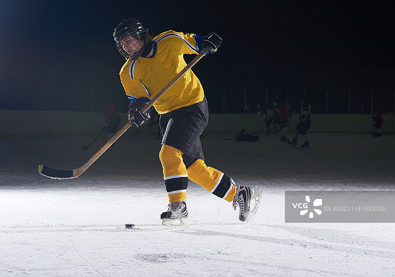青少年女孩冰球运动员比赛中图片素材