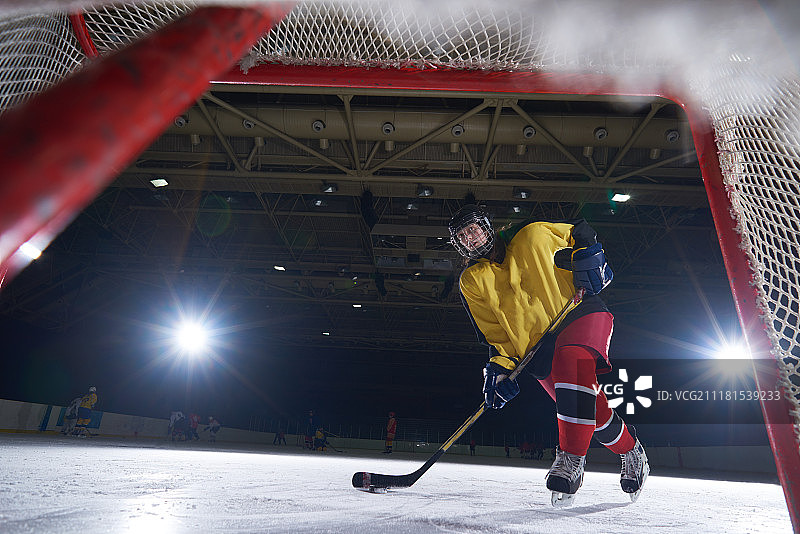 青少年女孩冰球运动员比赛中图片素材