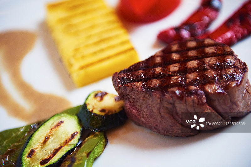 美味的烧烤肉食：烤奶酪沙拉牛肉牛排图片素材