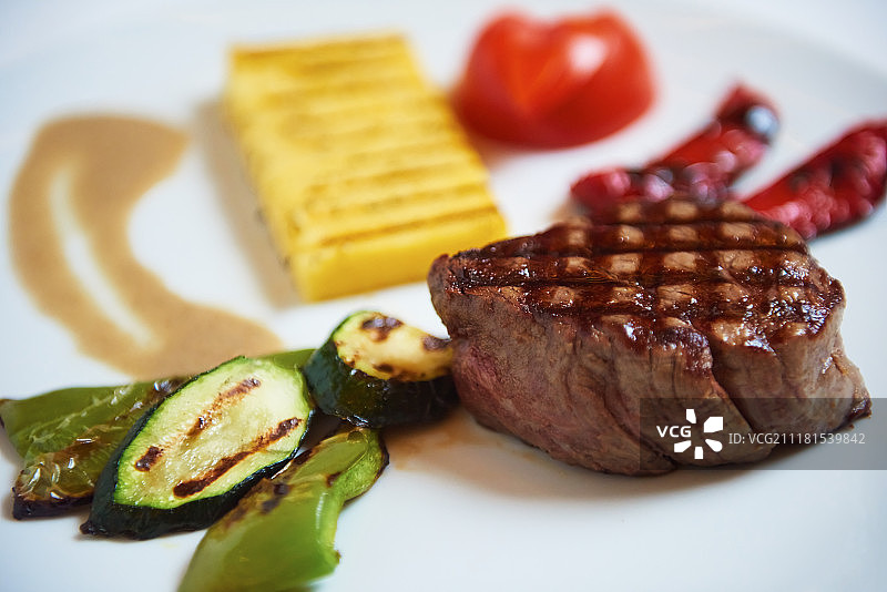 美味的烧烤肉食：烤奶酪沙拉牛肉牛排图片素材