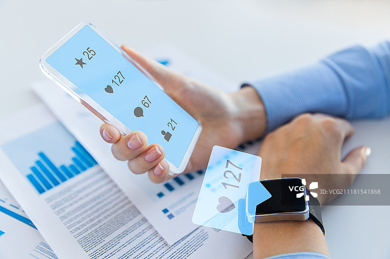 女性手持手机智能手表社交媒体图片素材