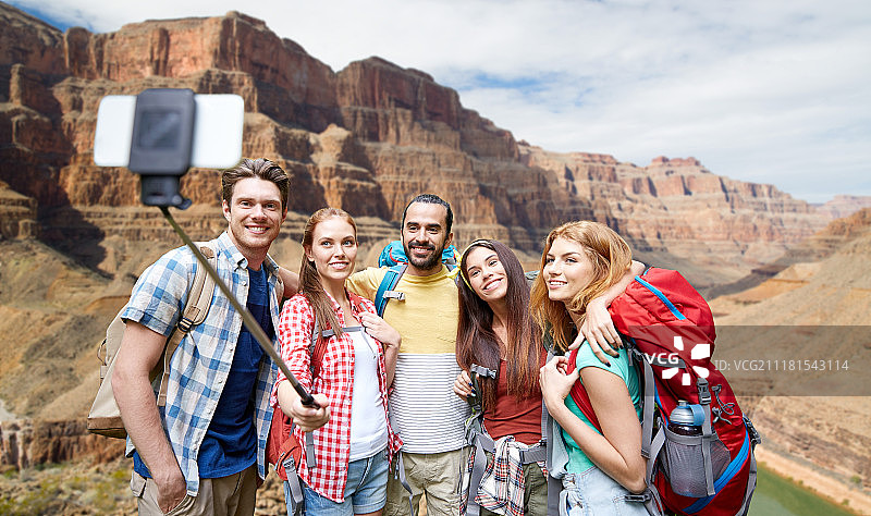 旅行科技概念：朋友们在大峡谷国家公园用自拍杆拍摄图片素材