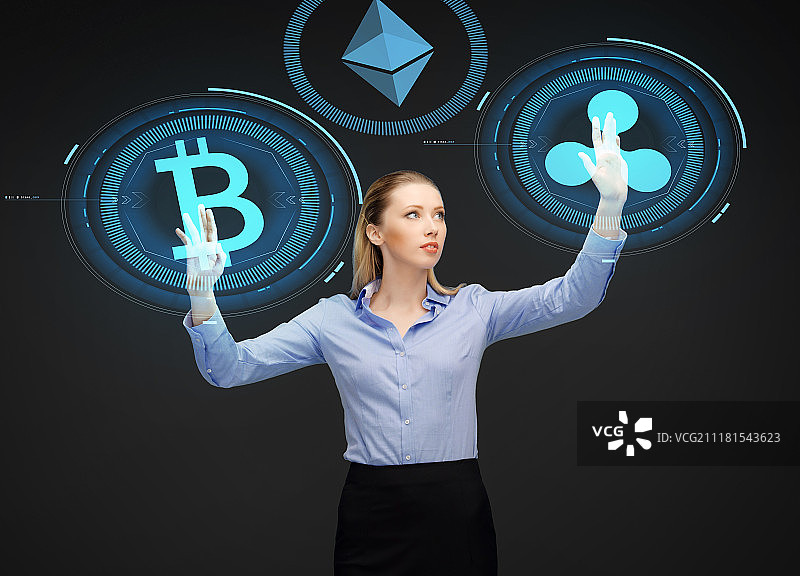 加密货币金融科技商业概念微笑女商人使用虚拟比特币以太坊瑞波币全息图深色背景女商人与加密货币全息图图片素材