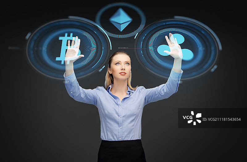 加密货币金融科技商业概念微笑女商人使用虚拟比特币以太坊瑞波币全息图深色背景女商人与加密货币全息图图片素材