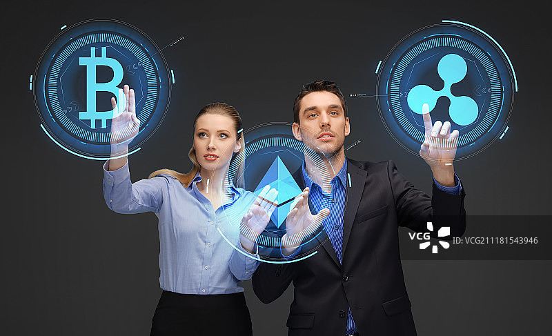 加密货币、金融科技与商业概念——商务人士使用虚拟比特币和以太坊全息图标。图片素材