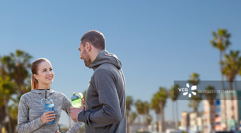 健身情侣在加利福尼亚威尼斯海滩喝水图片素材