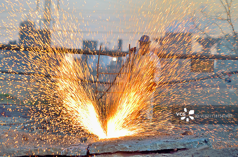 工人在工厂内使用喷灯切割金属图片素材