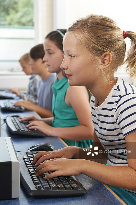 一群小学生在上电脑课图片素材