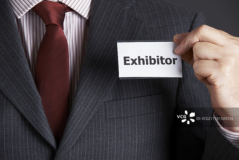商人将参展证佩戴到夹克上图片素材