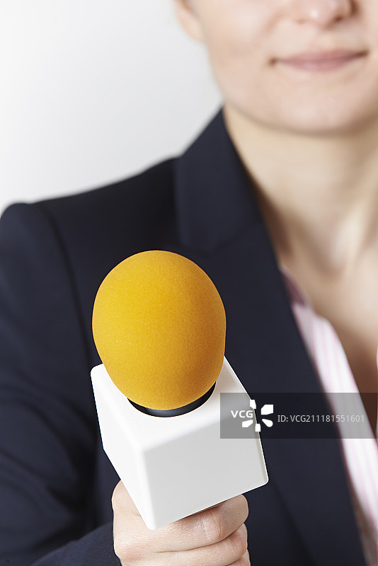 拿着麦克风的女记者抽象镜头图片素材