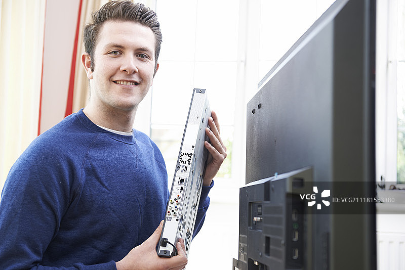 工程师安装数字电视设备图片素材