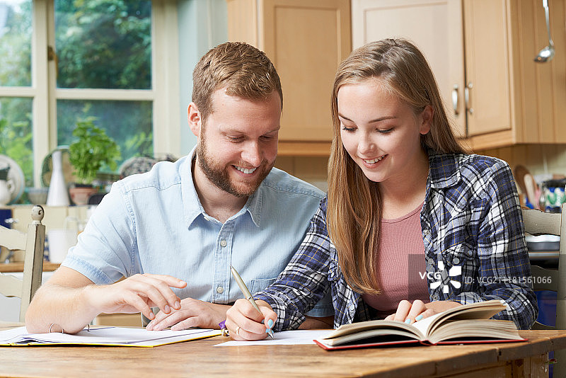男家庭教师辅导少女学习图片素材