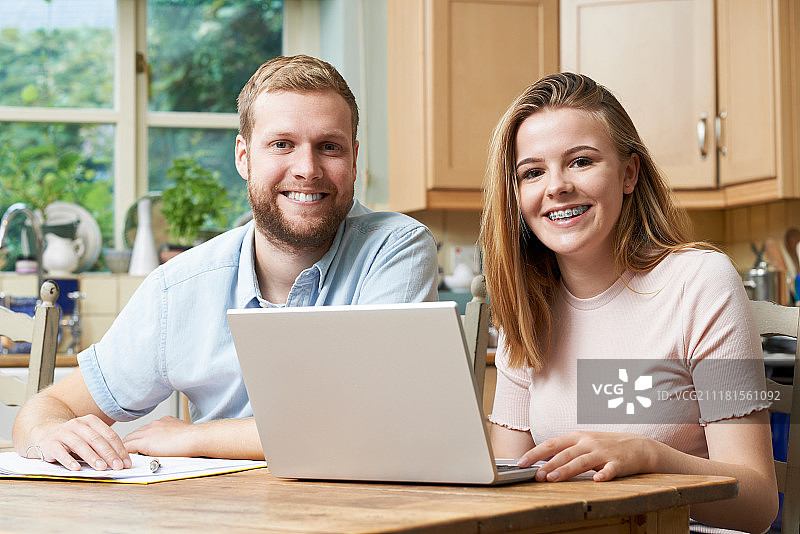 男家庭教师辅导少女学习图片素材