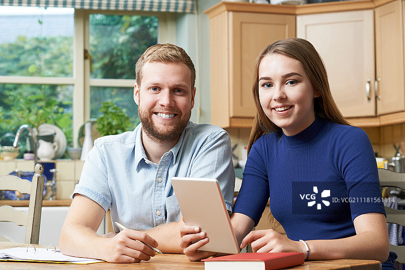 男家庭教师辅导少女学习图片素材