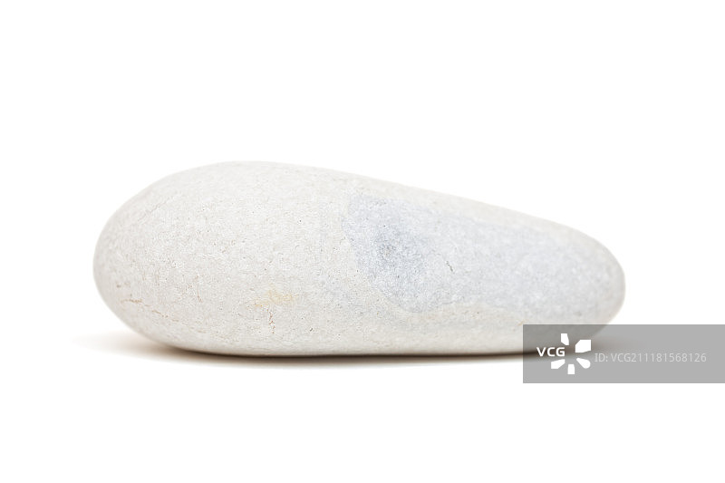 孤立在白色背景上的灰色卵石图片素材