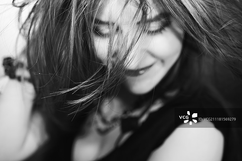 长发在风中飘扬的快乐年轻女孩肖像图片素材