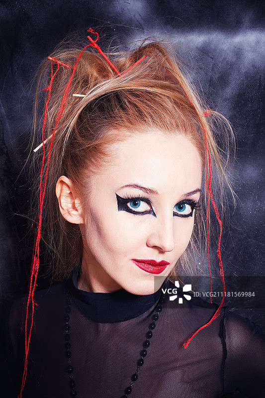 化哥特妆的年轻美女特写图片素材