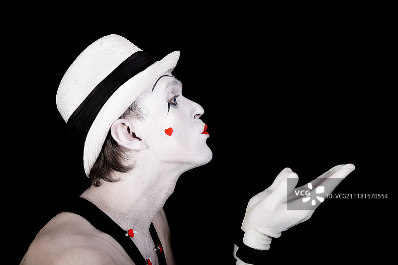 带有哑剧妆容的剧院演员特写肖像图片素材