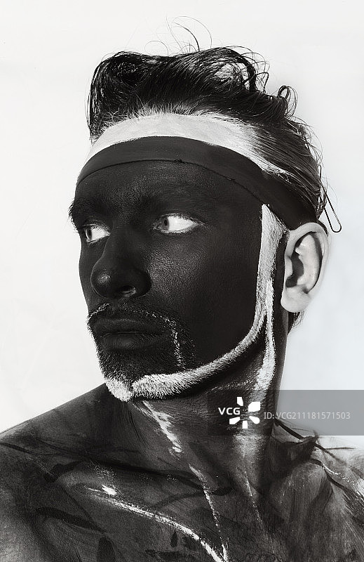 白色背景上的黑色戏剧妆男子肖像图片素材