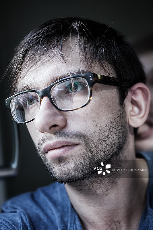 戴时尚眼镜的年轻帅气男人肖像图片素材