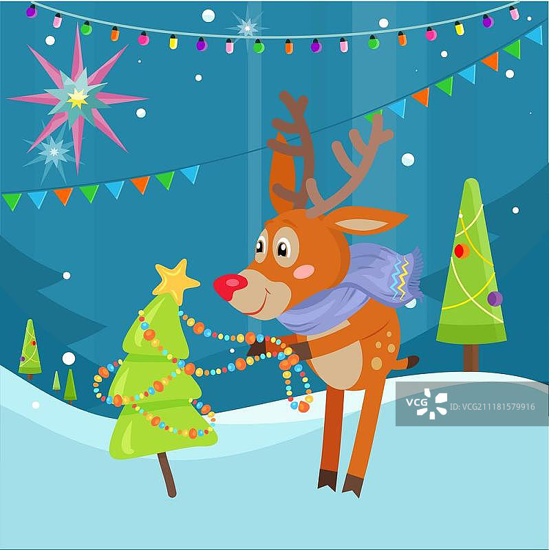 戴着围巾装饰圣诞树的鹿：在雪地里戴着蓝色围巾装饰圣诞树的鹿。有趣的驯鹿准备迎接新年前夜。可爱的哺乳动物角色用花环装饰冷杉树，扁平风格。矢量插图图片素材