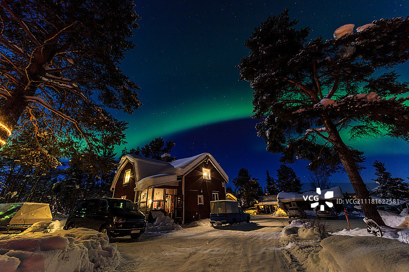 极光下的瑞典别墅图片素材