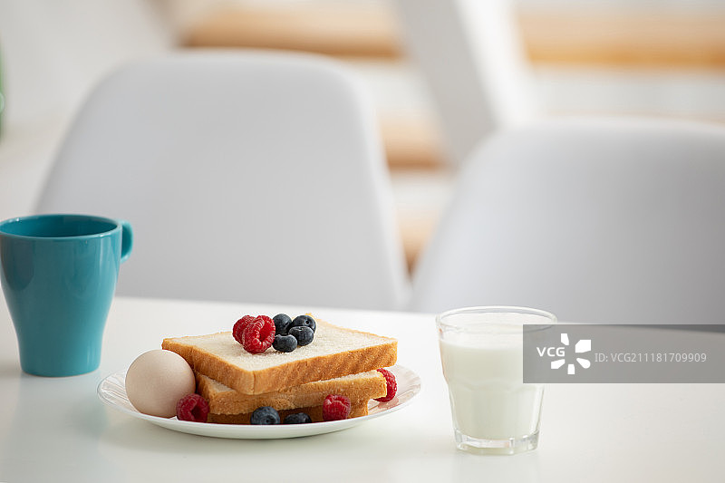 餐桌上的牛奶和面包图片素材