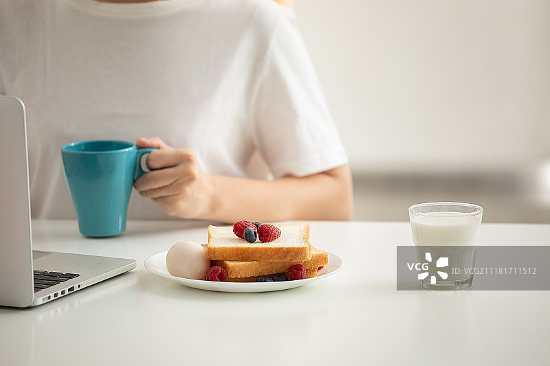 边工作边喝咖啡的女性图片素材