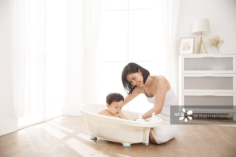 妈妈给宝宝洗澡图片素材