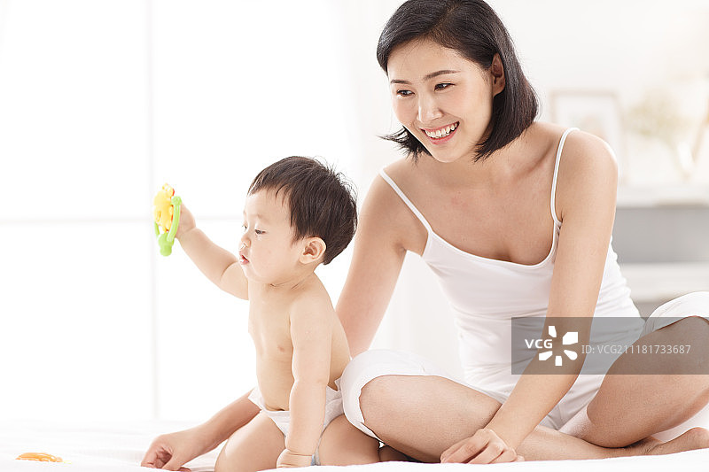 妈妈陪宝宝玩耍图片素材