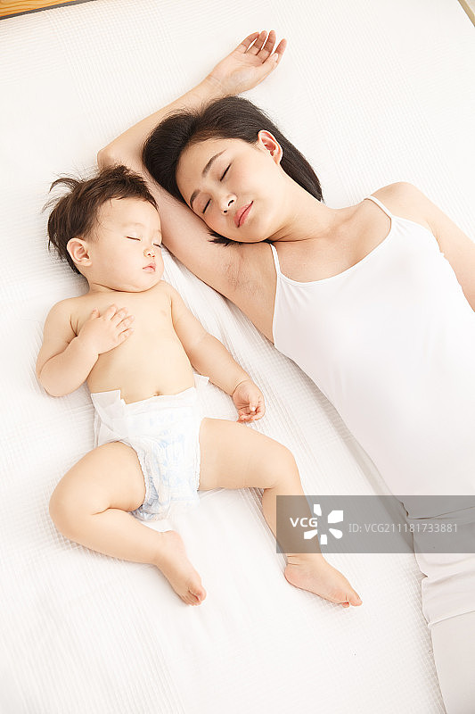 妈妈陪宝宝睡觉图片素材