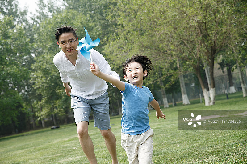 快乐父子在草地上玩耍图片素材